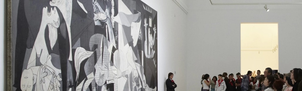 Visitantes observan el Guernica de Picasso en una sala de museo