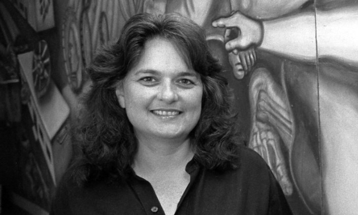 Judy Baca ante su mural Uprising of the Mujeres